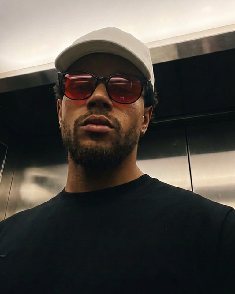 Red-lens glasses with a light cap